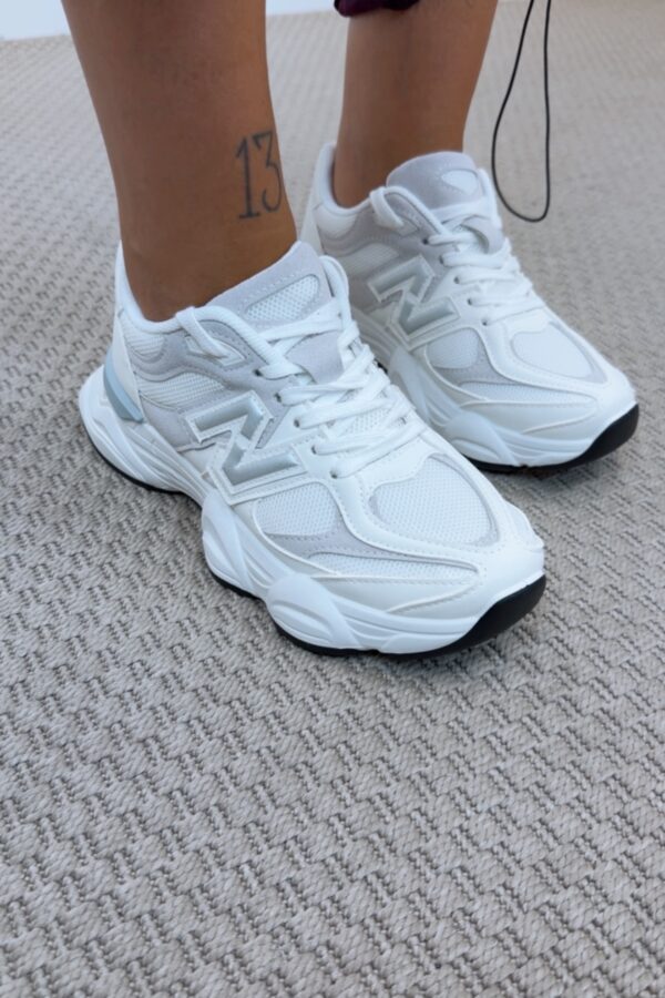 Zapatilla New blanca y gris